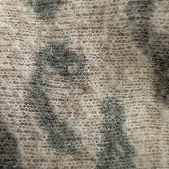 💚5/$25💚AF Beige Muted Leopard Print Sweater Size: Small - Picture 6 of 7